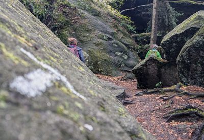 Der Tag begann verregnet und das Wetter wurde schöner, je näher wir unserem Ziel kamen. Gegen 13.00 Uhr waren wir da - am Felsenlabyrinth Langenhennersdorf mitten in der Sächsischen Schweiz.