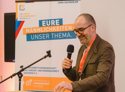 Vorstandsvorsitzender Christian Kurzke während seiner Grußworte an die Teilnehmenden des Neujahrsempfangs des LAG Jungen- und Männerarbeit Sachsen e.V.